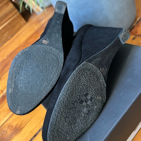 Size 9.5 but I’m usually a 10 and they fit perfectly. 3-3.5” heel. Barely worn. - Picture 4 of 6